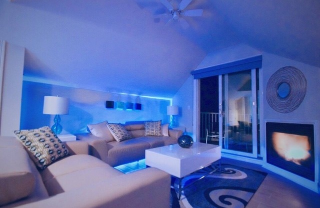 CHIC OCEAN VIEW WEST END PENTHOUSE (DER SANDPIPER) (GERADE UMGESTALTET)