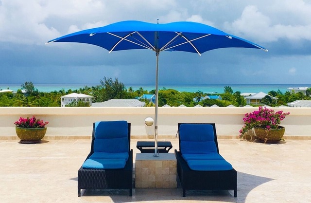 Erstaunliche Aussicht auf das Meer - Breezy Contemporary Condo - Schritte vom Strand entfernt.