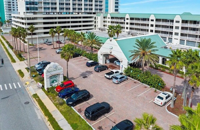 Amazing Oceanfront one Bedroom condo with spacious balcony and beautiful view.