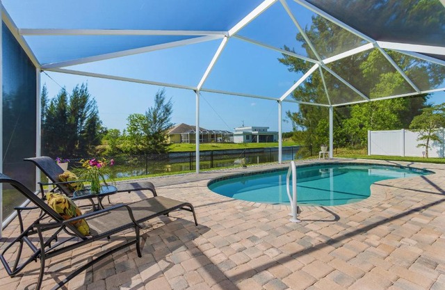 Amazing outdoor living on a freshwater canal, 4 bedrooms, pet-friendly - Villa Becky