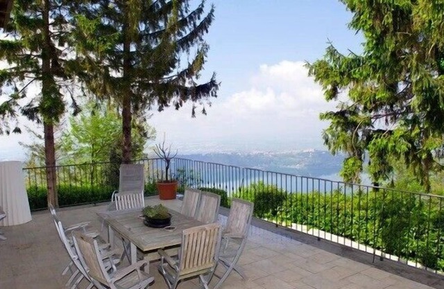 ERSTAUNLICHE PANORAMA-VILLA MIT BLICK AUF DEN SEE