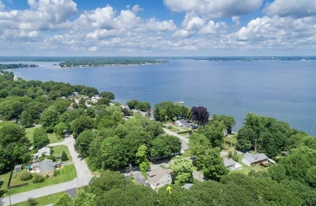 Amazing porch, steps 2 water, mins to downtown Bristol - easy drive to Newport!