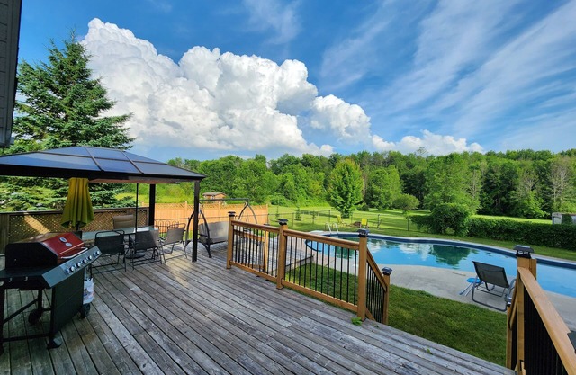 Amazing Private Pool at 4BR/3WR Cottage + Close By Beaches, Parks, Marine