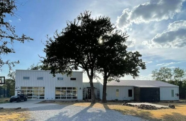 Amazing & Quiet Barndominium with Hot Tub