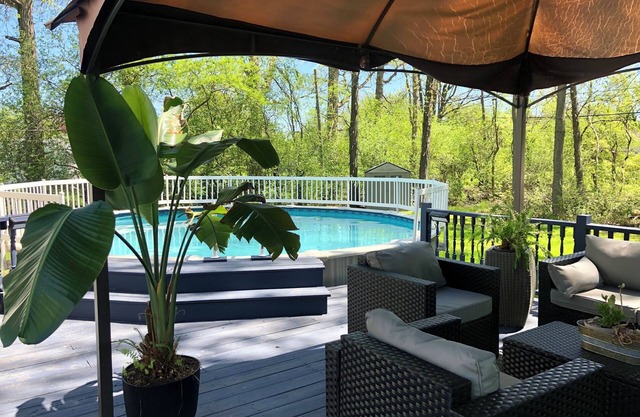 Amazing ranch located in Henrietta, pool and king size master bed.