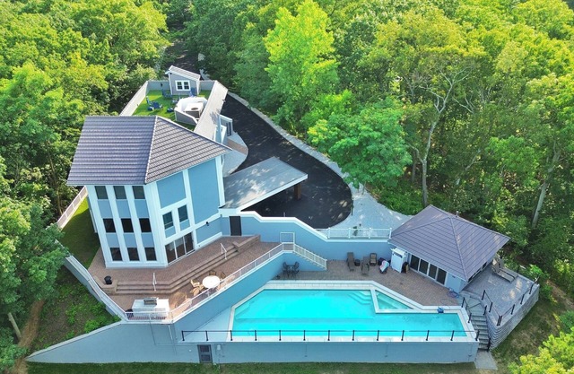Amazing resort 7-bedroom house with pool.. beautiful outdoor patio balcony