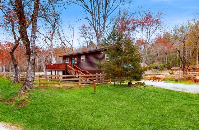 Amazing riverfront retreat with grazing horses, great views, & firepit - dogs ok