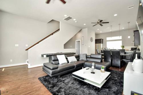 AMAZING ROOFTOP! DOWNTOWN SKYLINE VIEWS! SLEEPS 15