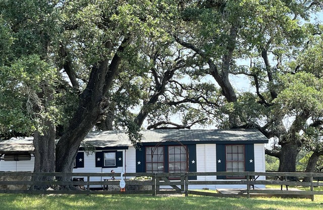 Amazing Secluded cottage under huge trees, on a working Ranch.