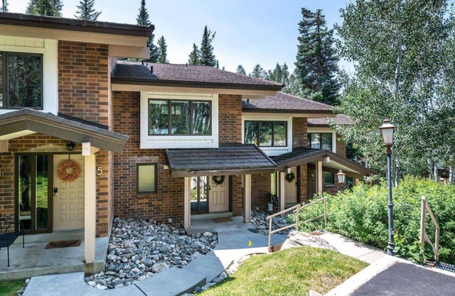 Amazing Setting in Woods on Mtn/Creek+ Walk to Trails-3 Level TH-Grill-Fireplace-W/D in Unit-Deck