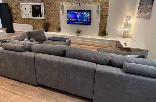 Modern & Stunning 2BR w/ WiFi & Netflix - Excellent Location Nr Westcliff Beach