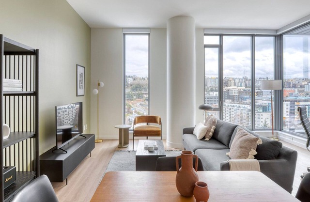 Amazing South Lake Union 2BR w/ Gym & Roof, nr restaurants, by Blueground