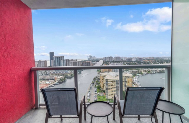 Amazing Studio: Pool, Beach and Balcony Enjoyment.