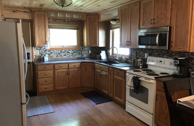 Amazing sunsets and sunrises with an ideal sandy beach. Nice quiet end lot🌞