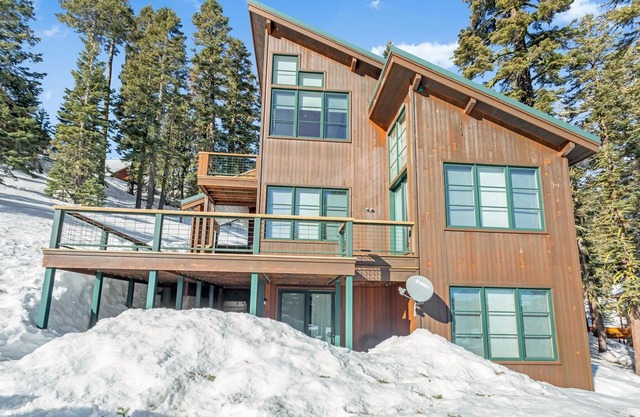 Amazing three story cabin! Four fireplaces, private hot tub, snowmobile transportation provided, beautiful and comfortable (Home 359) by RedAwning