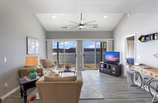 AMAZING TOP FLOOR LAKE VIEWS! UPDATED CONDO, 3 BR/2BA, GREAT LOCATION, 39' SLIP