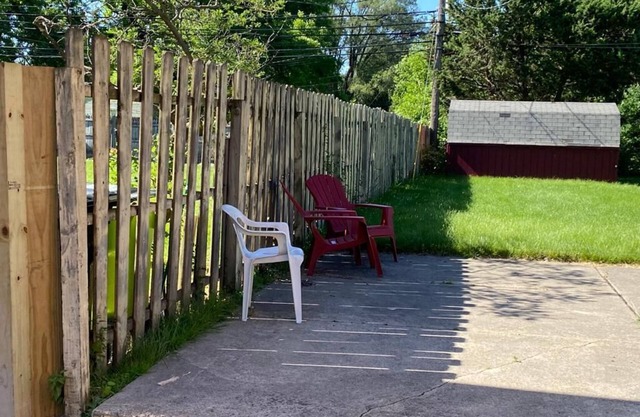 AMAZING TOWNHOUSE BY HIGHWAY & SHOPS LOTS OF FREE PARKING! Long term discounts!