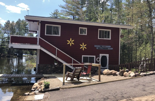 Amazing Unique Boathouse!! Come Relax And Enjoy!