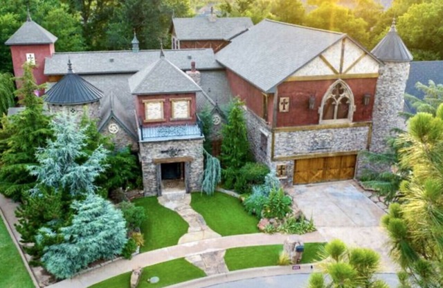 Amazing unique castle experience “Scarlet Manor” 5 bedroom/ 5 bath
