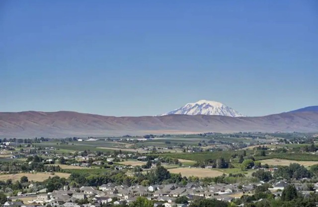 Amazing view! 2 Bedrooms, pool table, BBQ, patio!