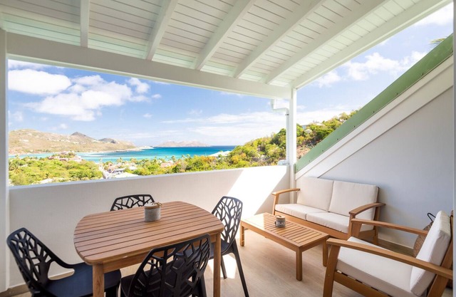 Amazing View, 2 minutes' walk from the beach!