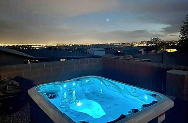 AMAZING VIEW! Beautiful Luxury Home+Hot-Tub Patio