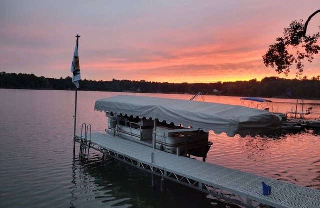 Amazing view, hot tub, sauna, fireplace, pet friendly, pier, kayaks, paddleboard