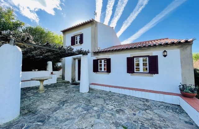 Amazing view to the Castle! Beautiful renewed country house. 5m walk to village.