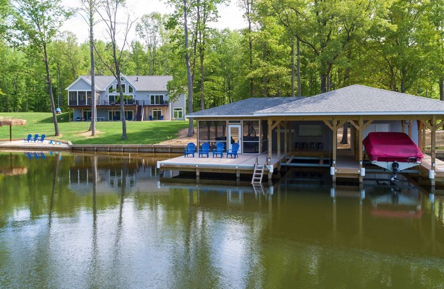 Atemberaubender Ausblick! 500 ft Waterfront - Super Bootshaus & Privatstrand -7 Schlafzimmer
