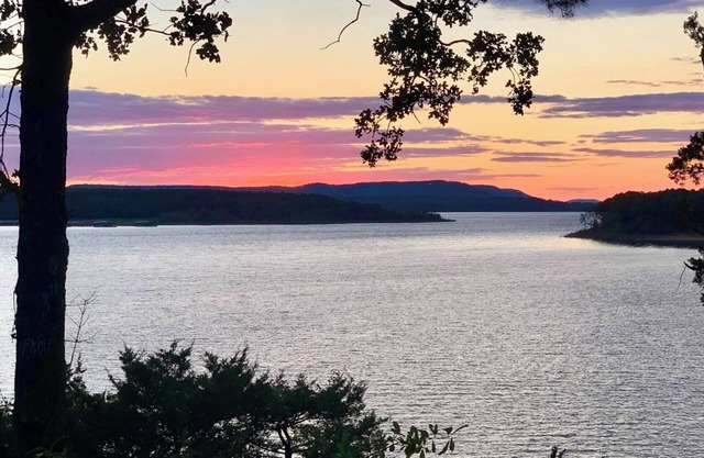 Amazing Views! “Heber Sunsets” Lakefront w/ access. 4 bdr, 3 king beds, 3 bath.