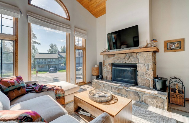 Amazing Views, Large Balcony, Pool & Hot Tub, Grill, 2-bedroom Condo in Big Sky!