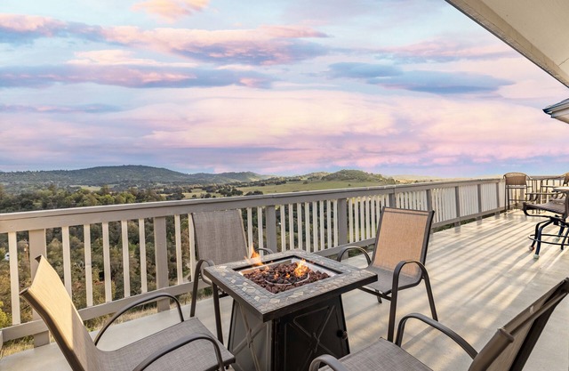 Amazing Views - Near Town - Secluded 2.5 Acres - Games - Pets Allowed