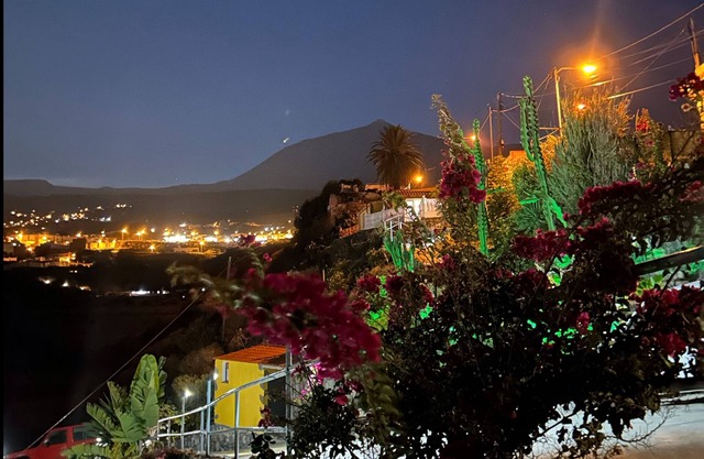 ERSTAUNLICHE AUSSICHTEN AUF ATLANTIK & TEIDE MIT PRIVATER TERRASSE, POOL & BBQ
