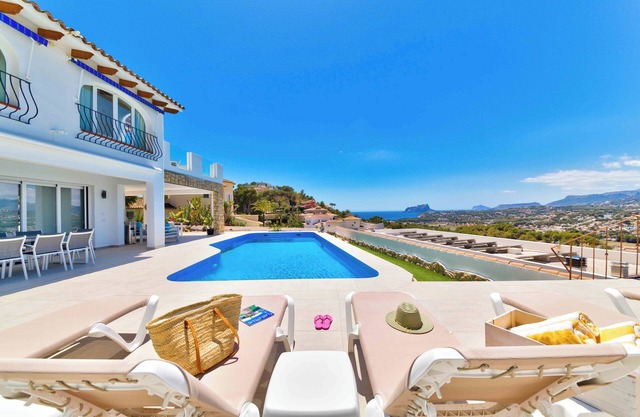 Amazing views, private pool, sleeping up to 5 guests in Moraira.