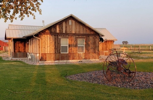 Amazing Views! Private, quiet, Cozy, Clean, Cottage just outside of Dillon MT