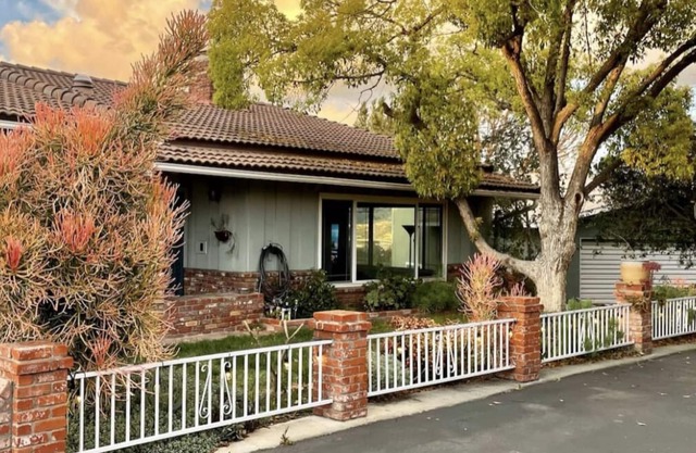 Amazing views, Spacious house, Large enclosed yard