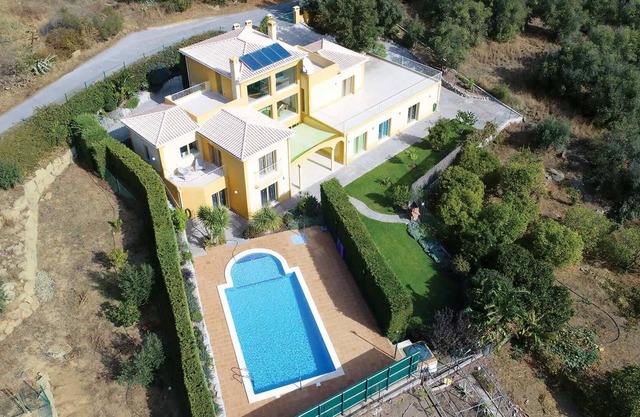 Neu gebaute Villa, kurze Fahrt nach Monchique, Bars + Cafés, privater Pool