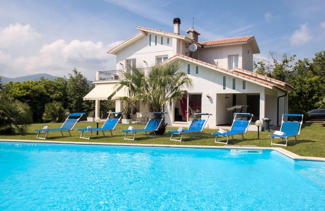 ERSTAUNLICHE VILLA MIT PRIVATEM SWIMMINGPOOL