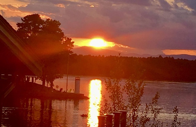 Waterfront Sonnenuntergänge !! Mit großer Terrasse Gasgrill A / C & Lakeside Feuerstelle