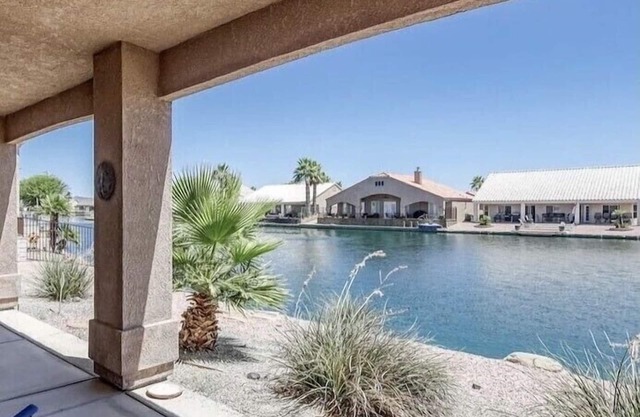 Amazing Waterfront Retreat close to amenity's