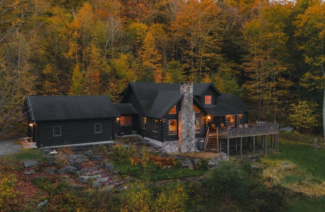 Amber Acres Lodge; Spacious Log Cabin with Mountain Views and Lake Access