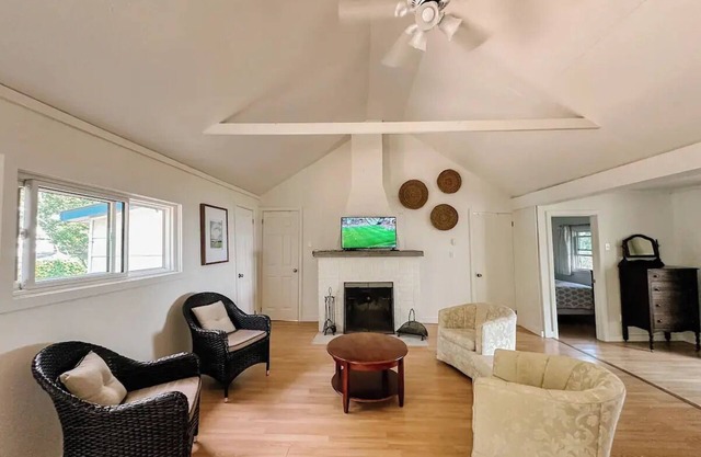 Amberley Beach lakefront cottage