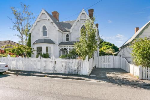 Amberley - circa 1880s Luxury - 5 b'rooms sleeps 9