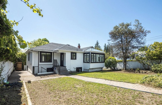 Ambleside House by the Beach, 3 Bedrooms Sleeps 8