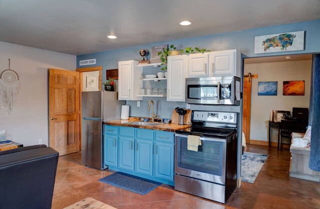 Amenities Galore & Bikes Included! Salt H2O Hot Tub