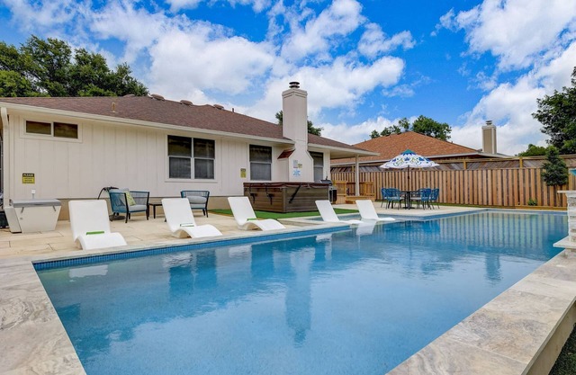 Amenities Galore - Heated Pool, Hot Tub, Cold Plunge, Grill, Gym, Peloton Bike, Massage Chair, Games