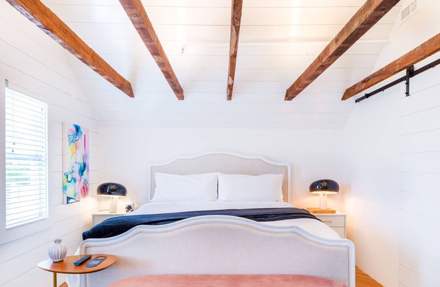 American Beech - Deluxe King Suite 14