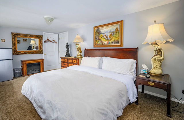 Americana Room. Elegant room with a King-Size bed, en suite bathroom, and mountain views. Sleeps 2. A gourmet breakfast is FREE and served fresh each morning. Americana Room is located on the second floor of Mountain Treasure Bed and Breakfast