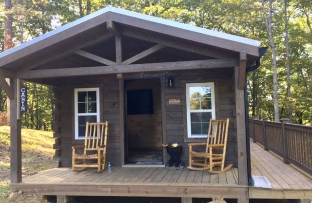 Amish gebaute Blockhütte mit Blick auf die private Schlucht
