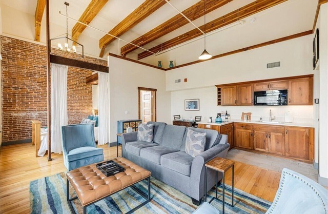 Amity Flats: Jory Flat ~ A Historic Suite in the Heart of Amity
